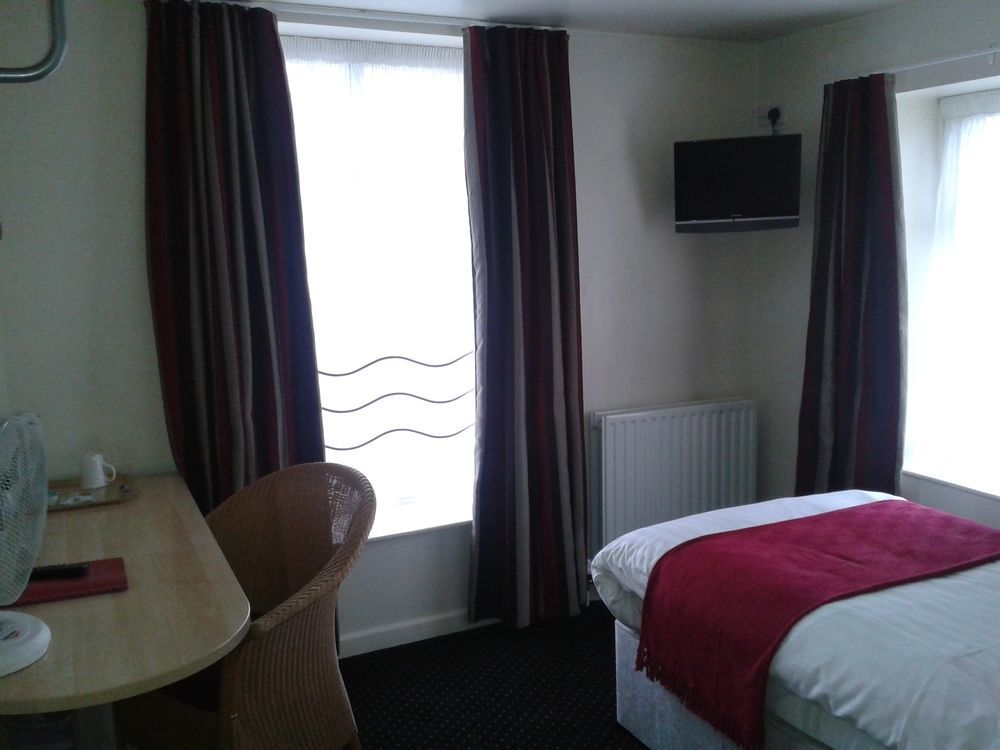 Waterfront Hotel Бригхаус Екстериор снимка