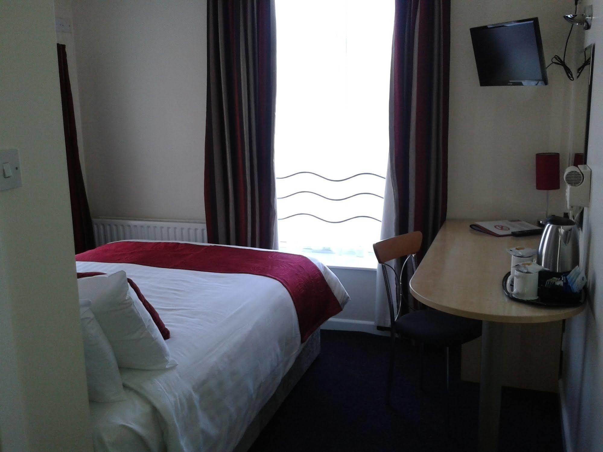 Waterfront Hotel Бригхаус Екстериор снимка