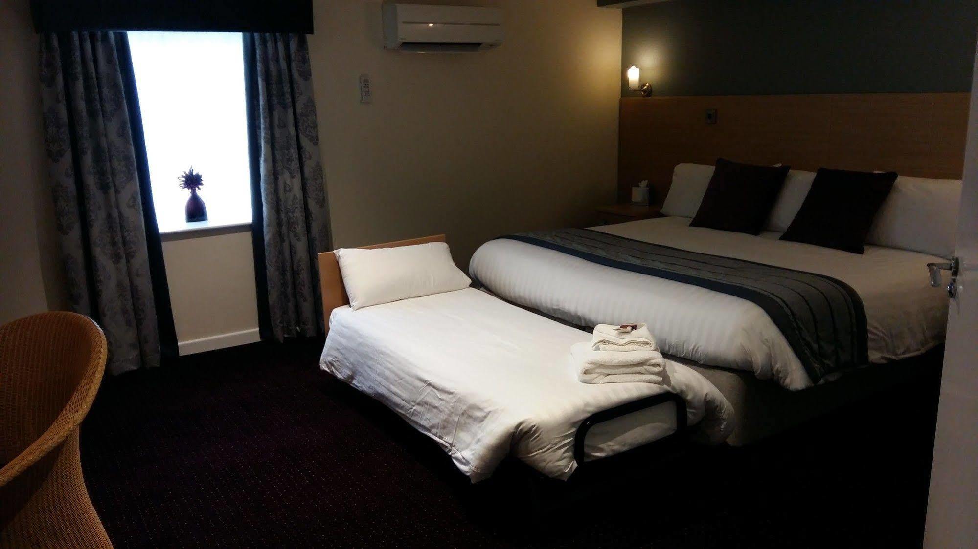 Waterfront Hotel Бригхаус Екстериор снимка
